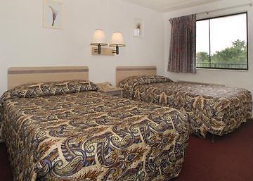 Days Inn & Suites By Wyndham Indianapolis Airport East Zewnętrze zdjęcie